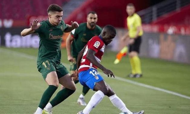 了他在球场 了他在球场